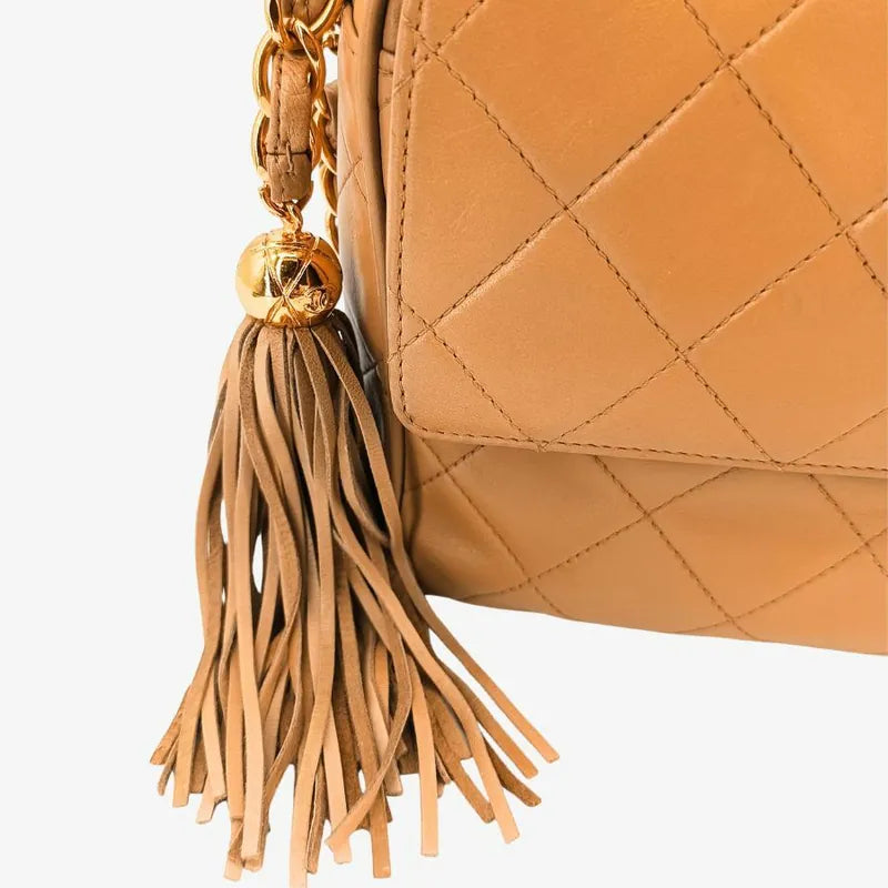 jt079-chanel-vintage-beige-lambskin-tassel-camera-bag