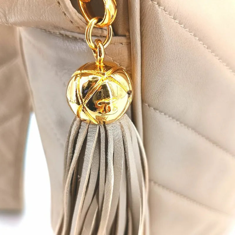 ra096-chanel-vintage-beige-lambskin-tessel-camera-bag