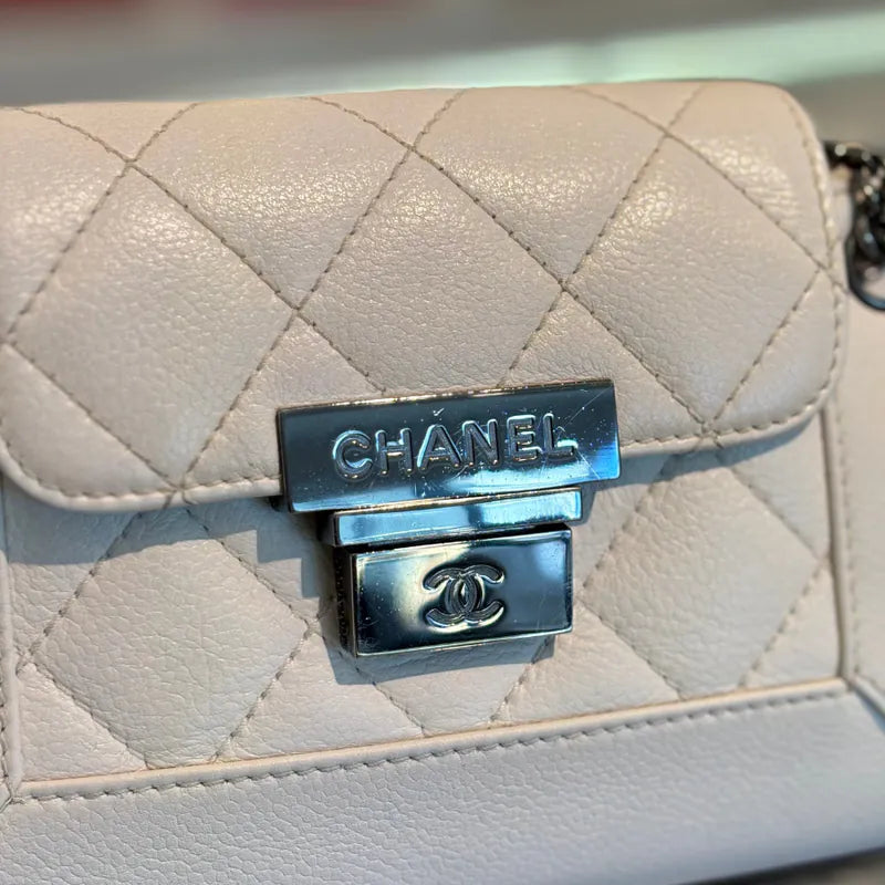 jw582-chanel-vintage-white-caviar-leather-accordion-flap-bag
