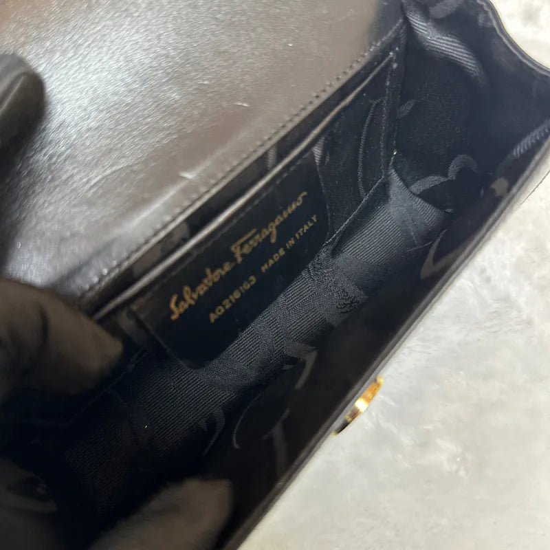rc221-salvatore-ferragamo-vintage-black-box-leather-shoulder-bag