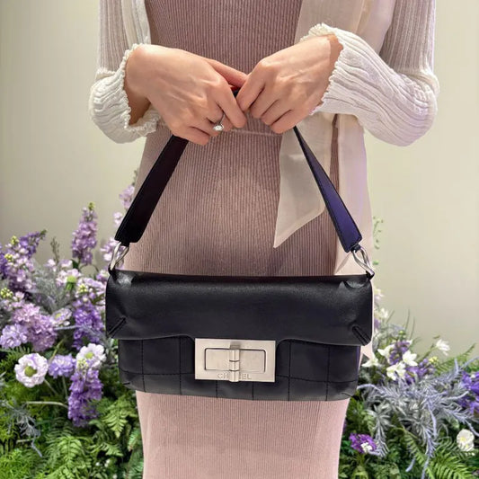 JY558 - CHANEL Vintage Black Calfskin 2.55 Handbag