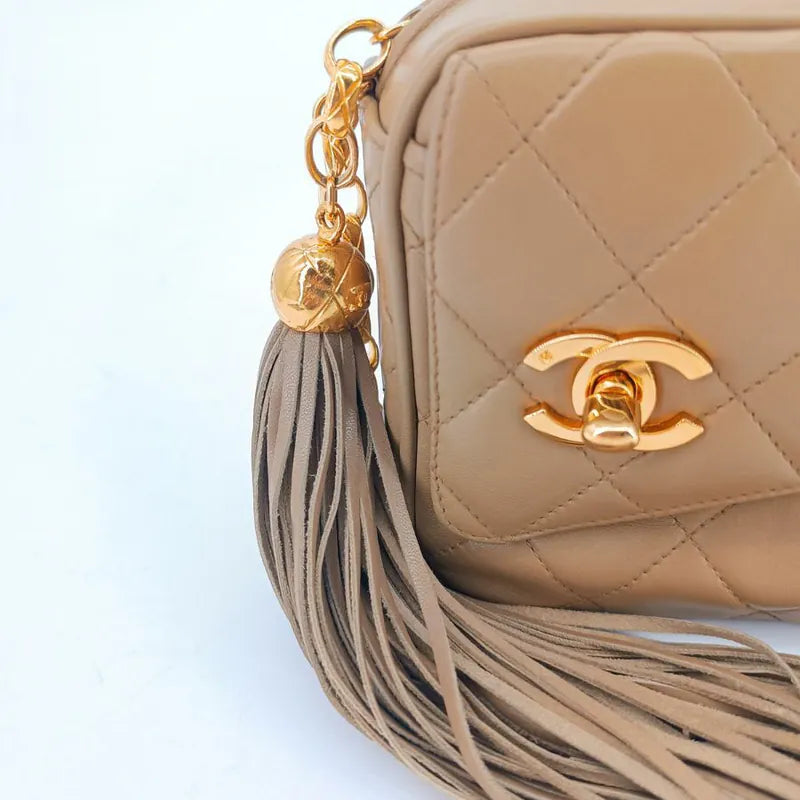 ju690-chanel-vintage-beige-lambskin-gold-chain-camera-bag