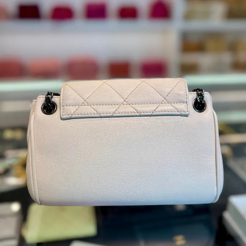 jw582-chanel-vintage-white-caviar-leather-accordion-flap-bag