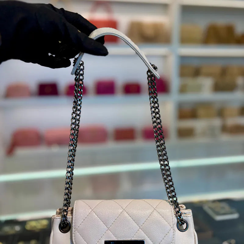 jw582-chanel-vintage-white-caviar-leather-accordion-flap-bag