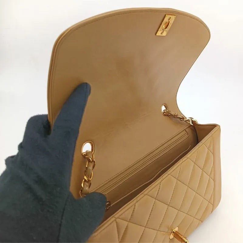 js347-chanel-vintage-beige-lambskin-25cm-diana-flap-bag