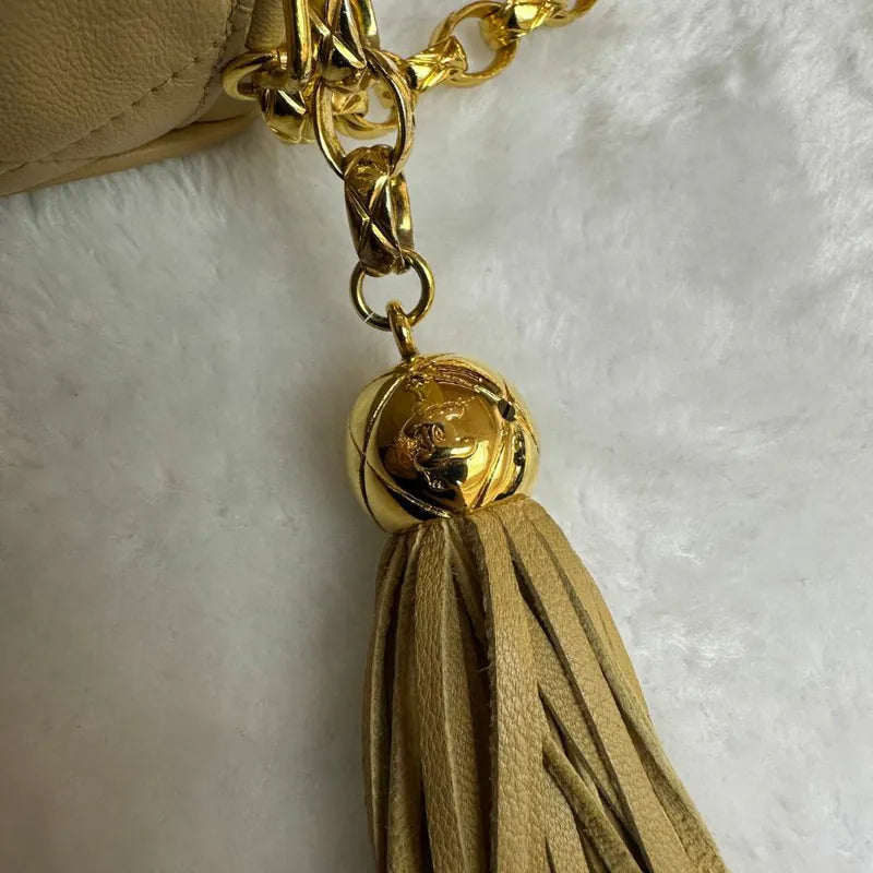 rb446-chanel-vintage-beige-lambskin-gold-chain-camera-bag