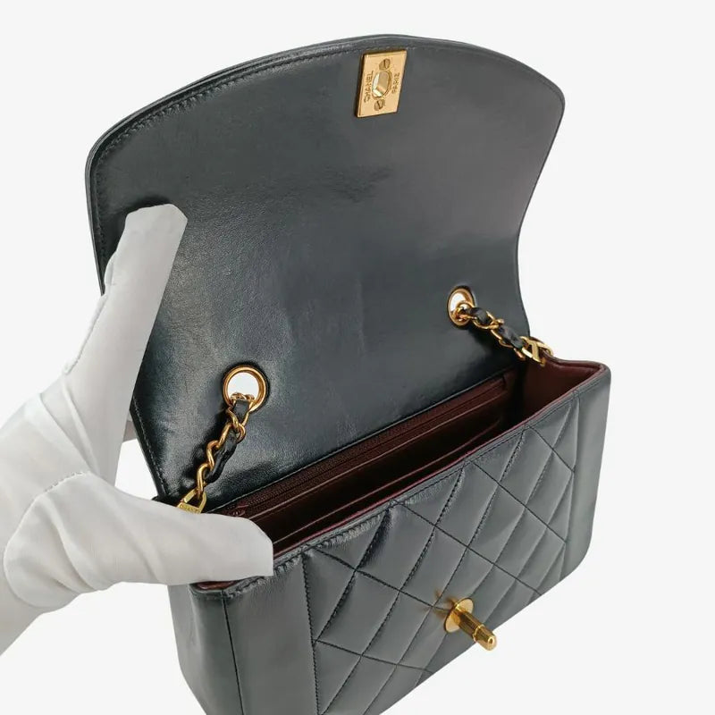 ra344-chanel-vintage-black-lambskin-22cm-diana-flap-bag