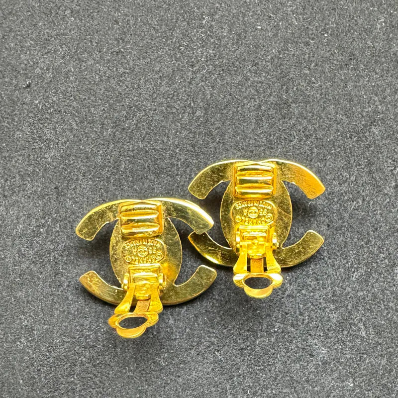 jah195-chanel-vintage-cc-turnlock-gold-plated-clip-on-earrings