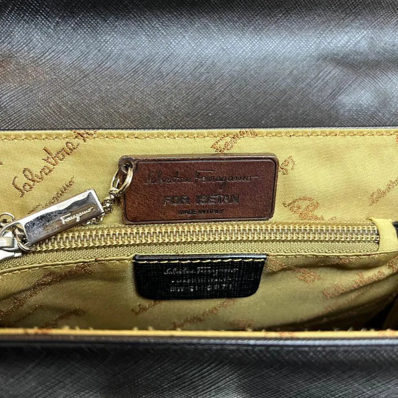 jx305-salvatore-ferragamo-vintage-black-leather-gancini-hand-bag