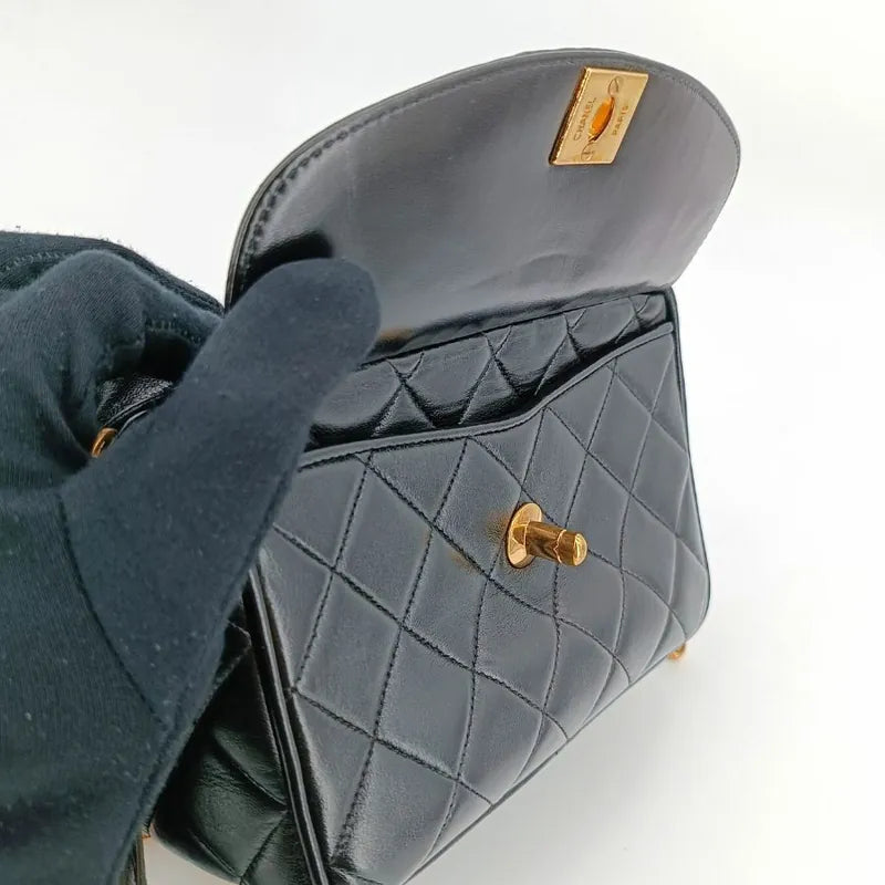 js667-chanel-vintage-black-lambskin-gold-chain-camera-bag