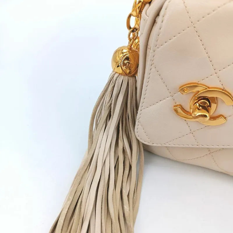 jt657-chanel-vintage-beige-lambskin-gold-chain-camera-bag