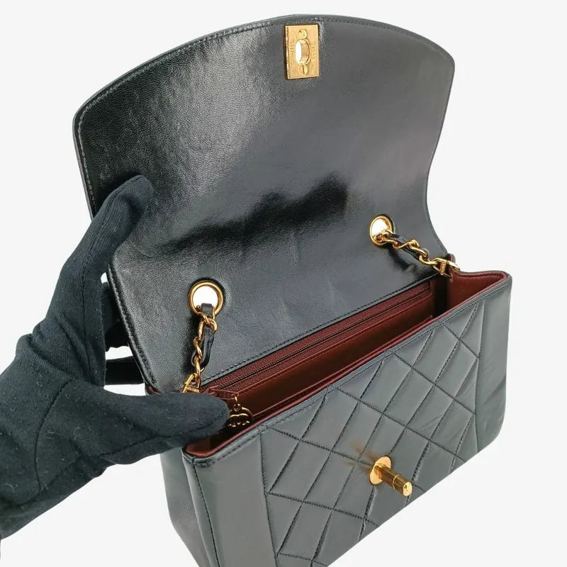 ra062-chanel-vintage-black-lambskin-22cm-diana-flap-bag