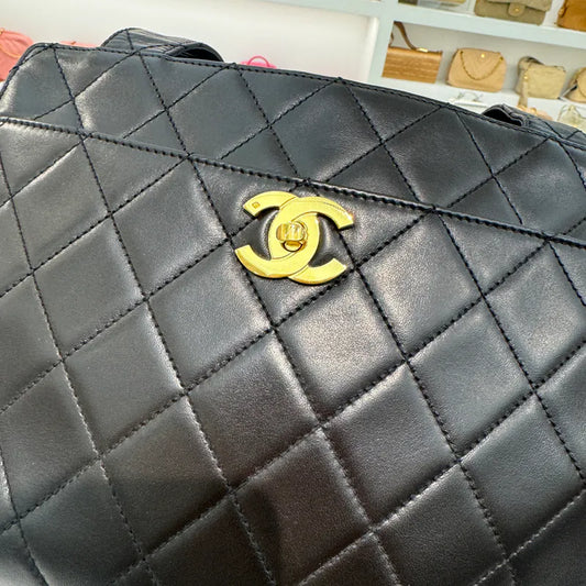 rc536-chanel-vintage-black-lambskin-tote-bag