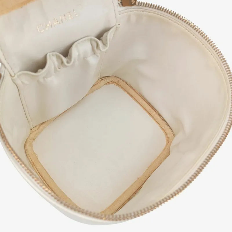 jah114-chanel-vintage-white-caviar-leather-cosmetic-bag