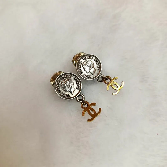 rc425-chanel-vintage-medallion-dangle-gold-sliver-clip-on-earrings