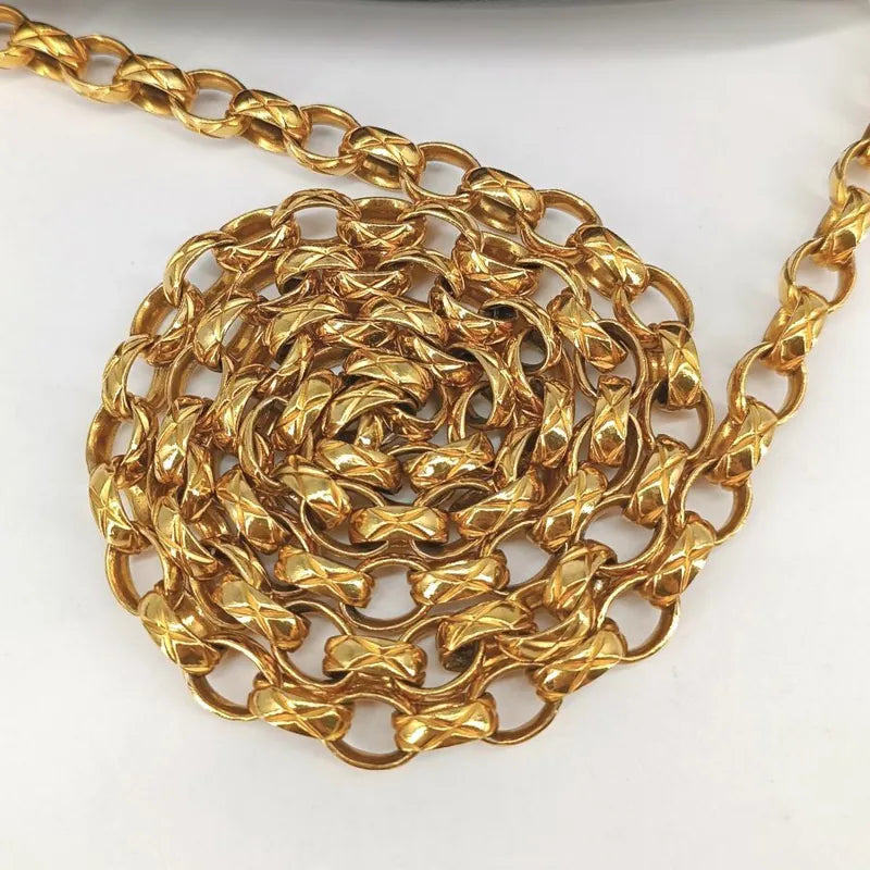 c352-chanel-vintage-black-lambskin-gold-chain-camera-bag