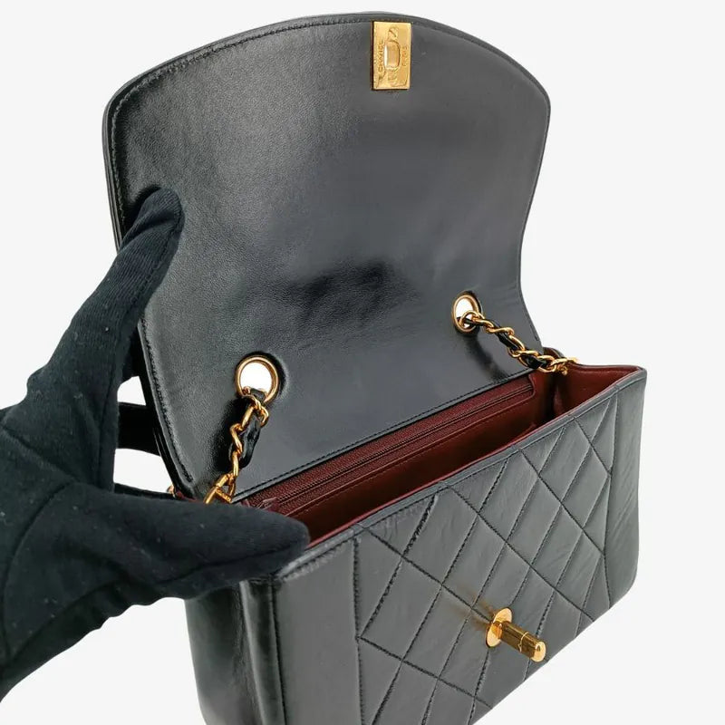 ra831-chanel-vintage-black-lambskin-22cm-diana-flap-bag