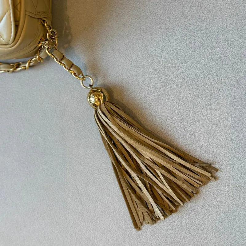 jw968-chanel-vintage-beige-lambskin-tassel-camera-bag