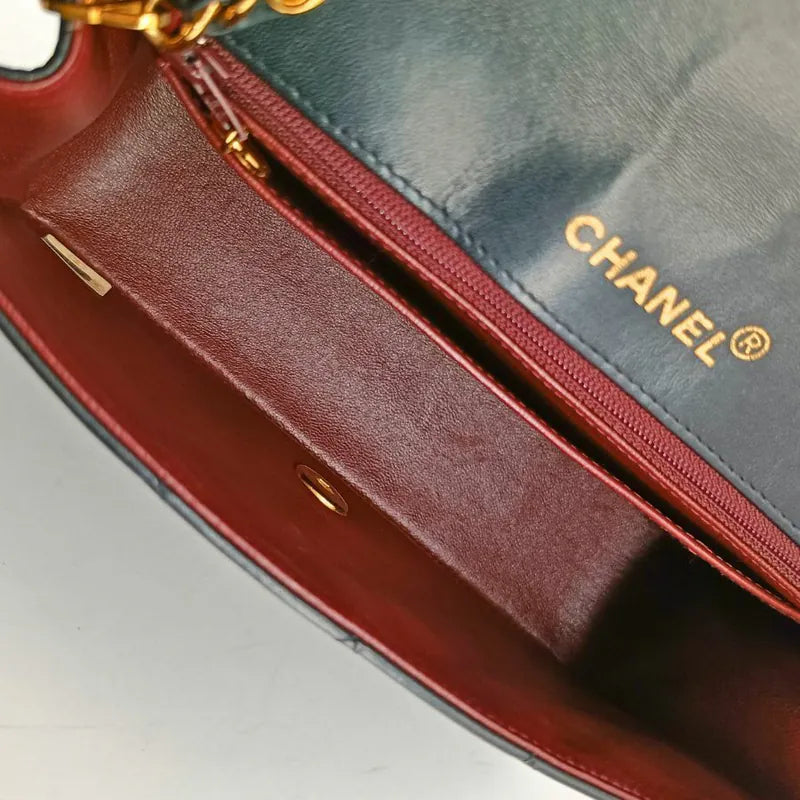 rb607-chanel-vintage-black-lambskin-22cm-diana-flap-bag