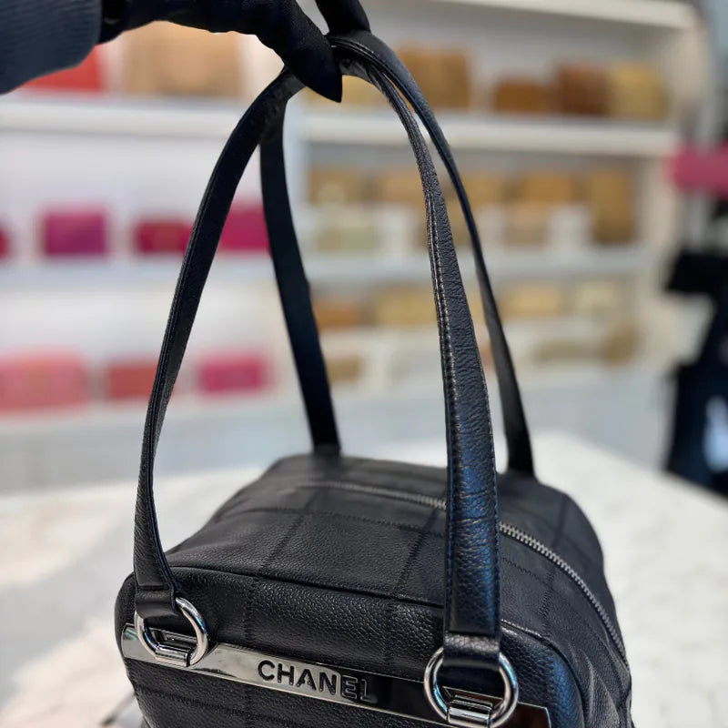 jw627-chanel-vintage-black-caviar-leather-chocolate-bar-handbag