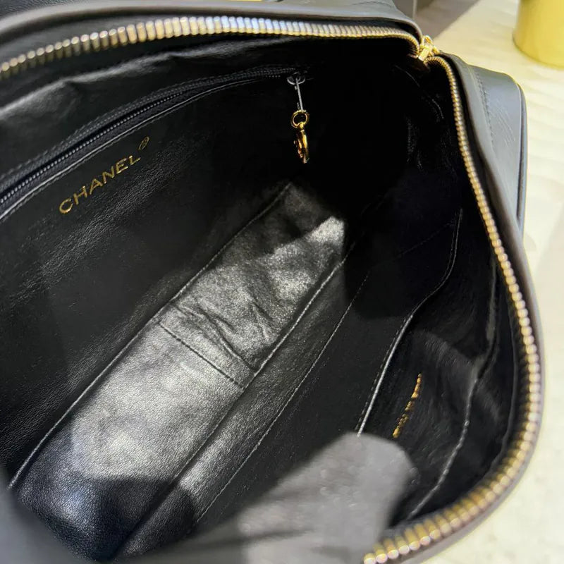jw393-chanel-vintage-black-lambskin-tassel-camera-bag