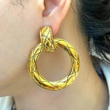 jr881-chanel-vintage-gold-tone-quilted-large-hoop-plated-clip-on-earrings