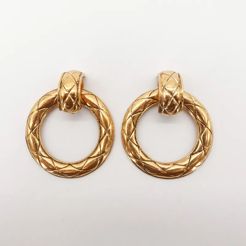 jr881-chanel-vintage-gold-tone-quilted-large-hoop-plated-clip-on-earrings