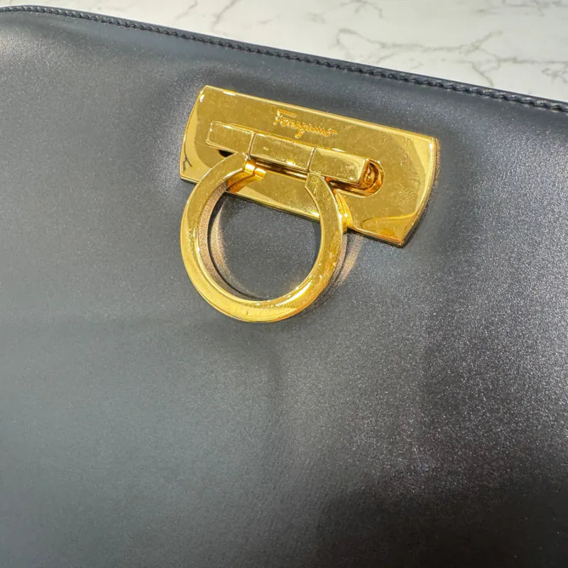rc401-salvatore-ferragamo-vintage-black-box-leather-shoulder-bag