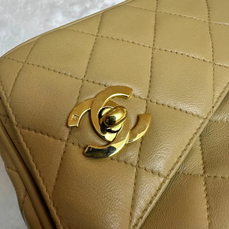 rb446-chanel-vintage-beige-lambskin-gold-chain-camera-bag