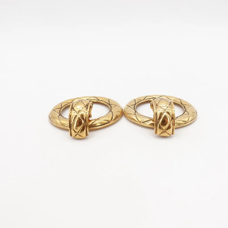 jr881-chanel-vintage-gold-tone-quilted-large-hoop-plated-clip-on-earrings