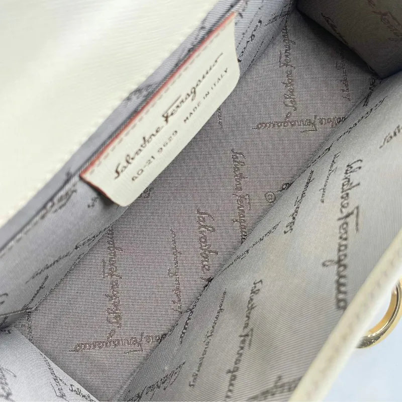 jx597-salvatore-ferragamo-vintage-white-leather-gancini-shoulder-bag