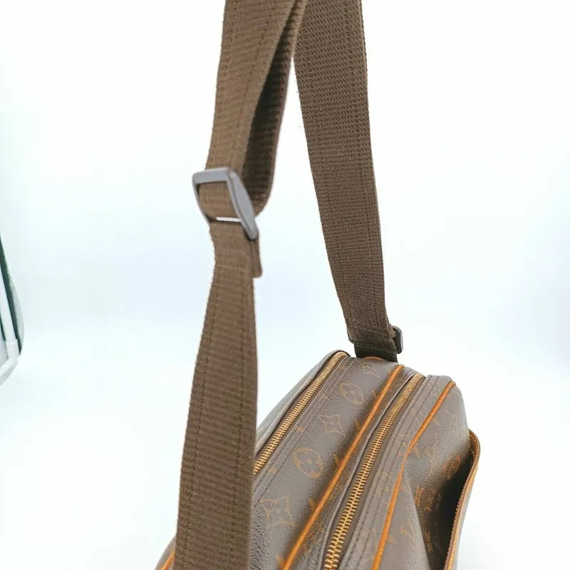 js706-louis-vuitton-reporter