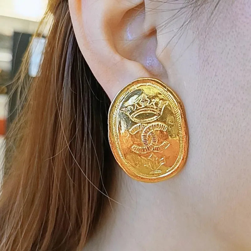 jt235-chanel-vintage-oval-cc-crown-gold-plated-clip-on-earrings