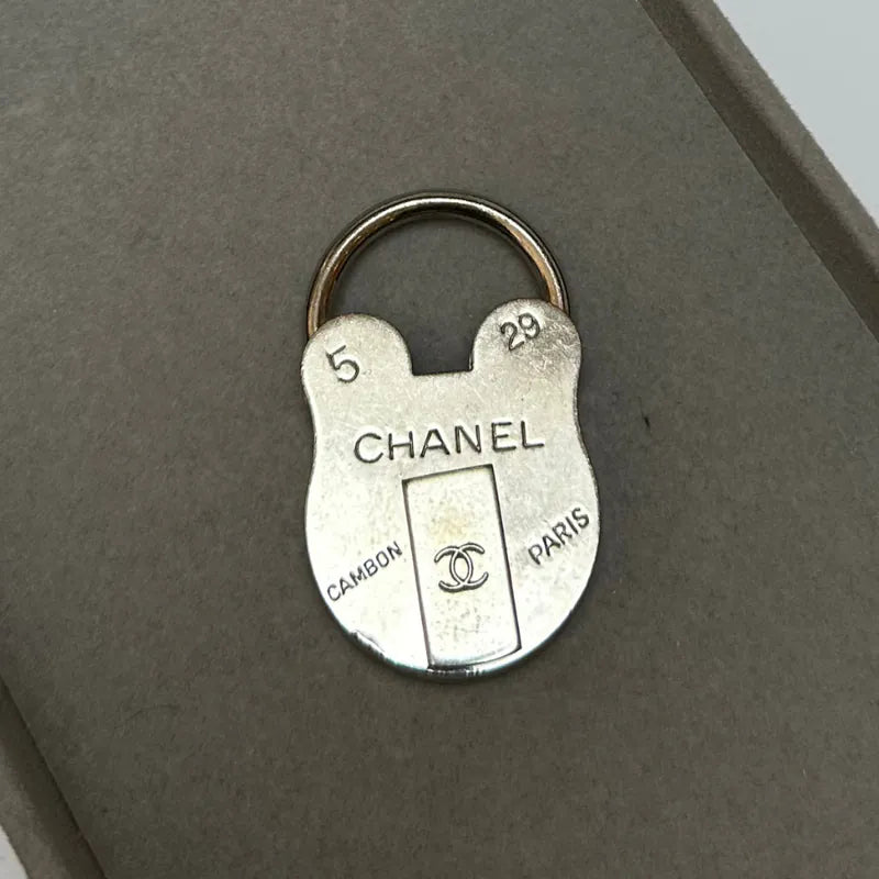 jw819-chanel-vintage-bear-motif-cadena-silver-lock-bag-charm