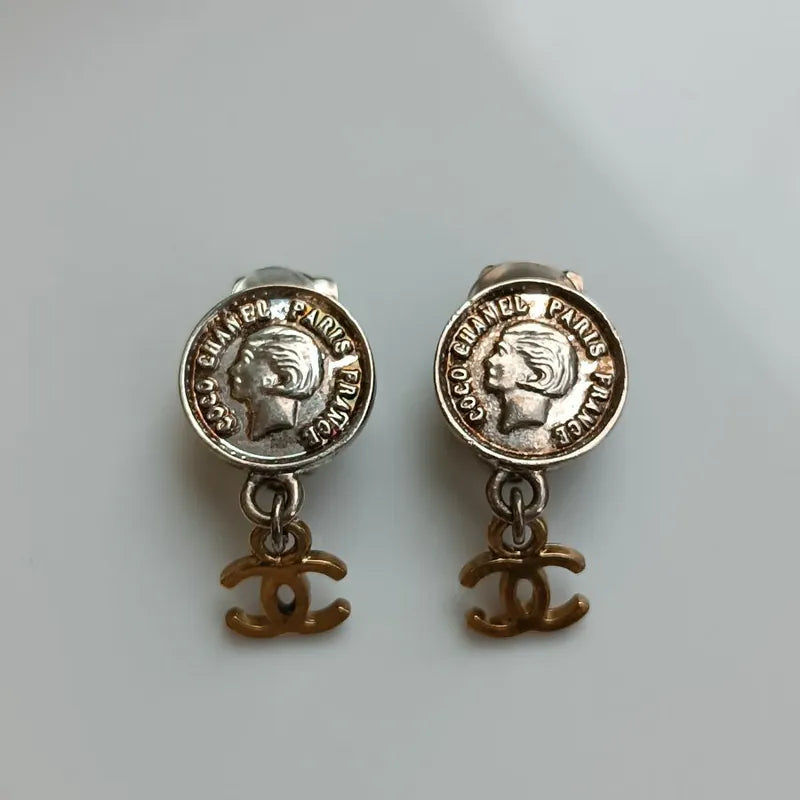 jt390-chanel-vintage-medallion-dangle-gold-sliver-clip-on-earrings
