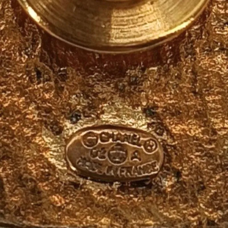 rb739-chanel-black-enamel-cc-jacket-brooch