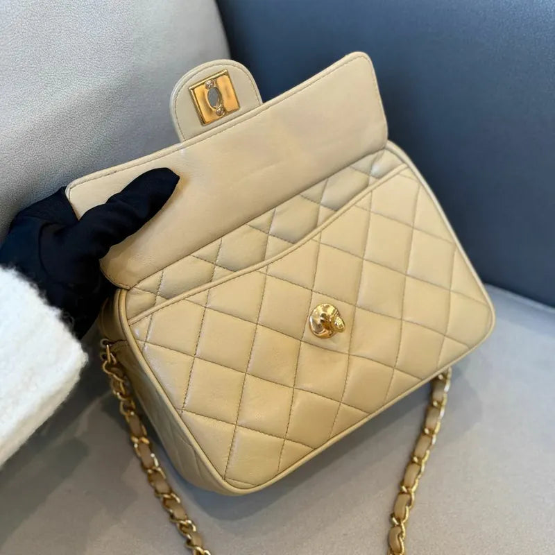 jw968-chanel-vintage-beige-lambskin-tassel-camera-bag