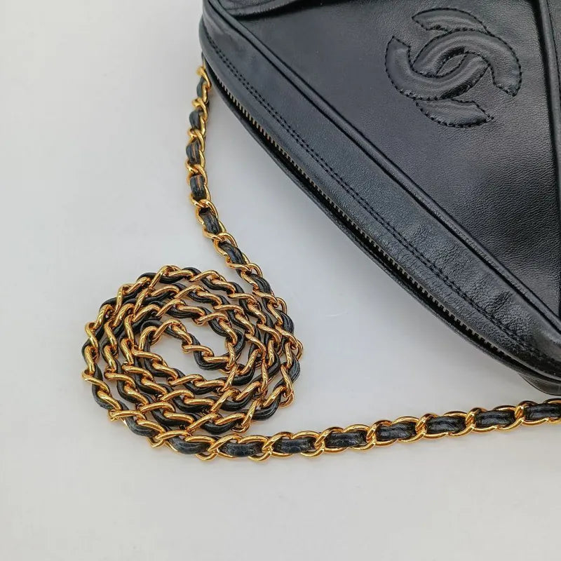 js938-chanel-vintage-black-lambskin-chevron-camera-bag
