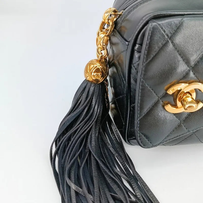 jt437-chanel-vintage-black-lambskin-gold-chain-camera-bag
