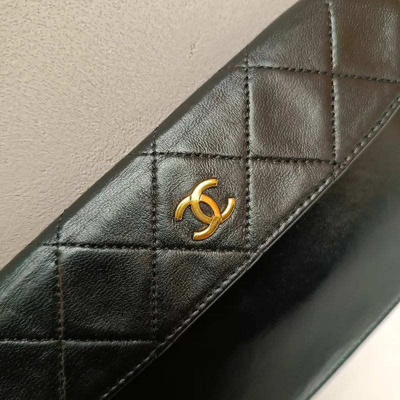 jx099-chanel-vintage-black-lambskin-pouch