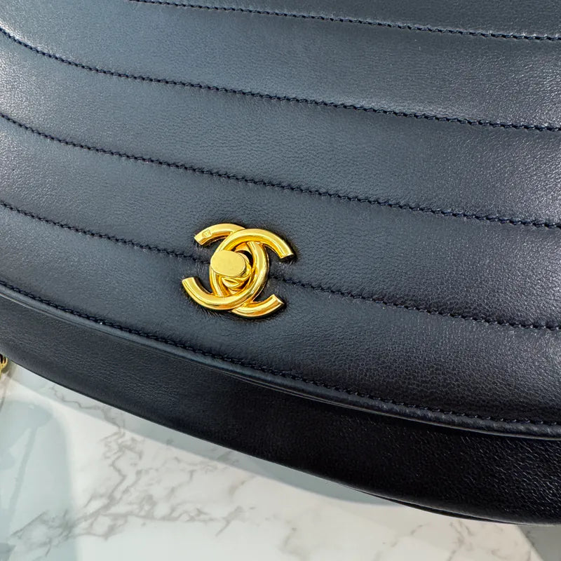 ju402-chanel-vintage-black-lambskin-half-moon-chain-bag