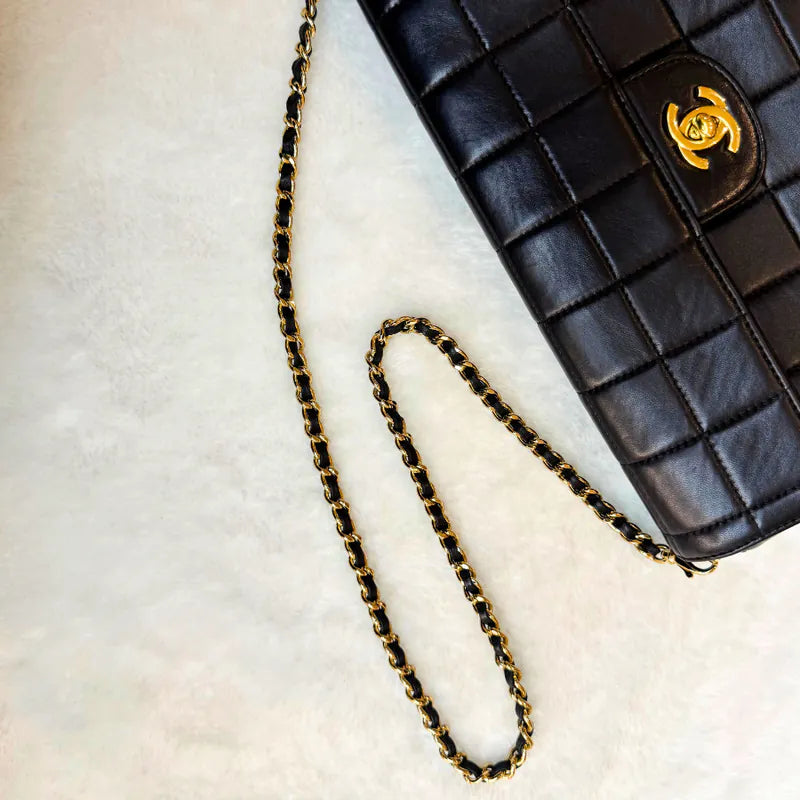 rc467-chanel-vintage-black-lambskin-chocolate-bar-flap-bag