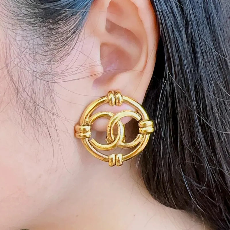 js336-chanel-vintage-gold-plated-cc-logo-cutout-round-clip-on-earrings