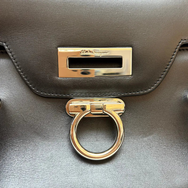jy369-salvatore-ferragamo-vintage-black-leather-shoulder-bag