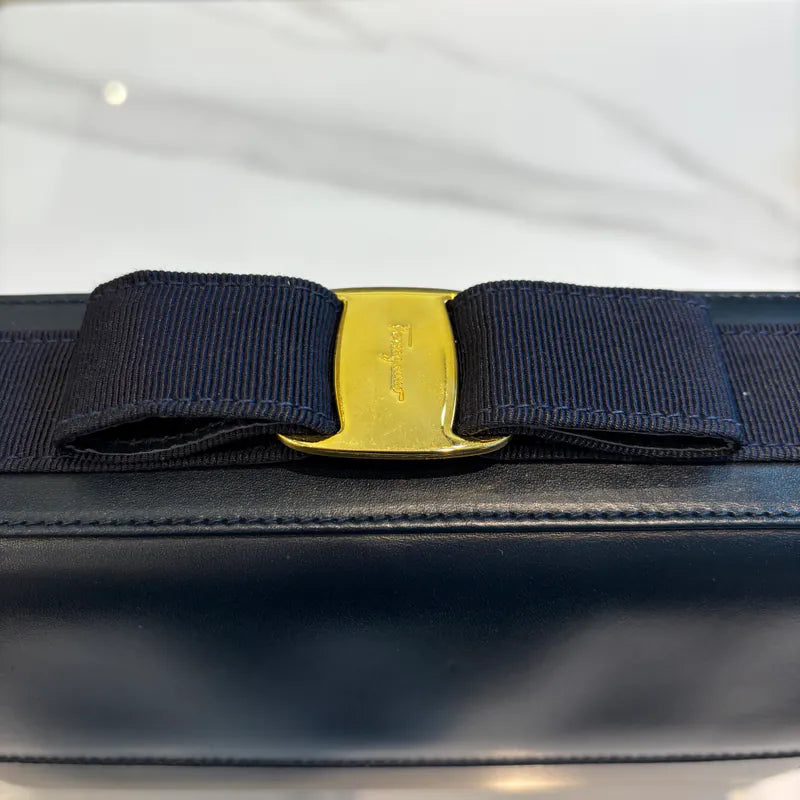 jx912-salvatore-ferragamo-vintage-navy-vara-ribbon-shoulder-bag