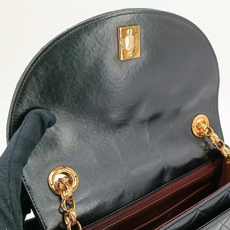 jt941-chanel-vintage-black-lambskin-gold-chain-flap-bag