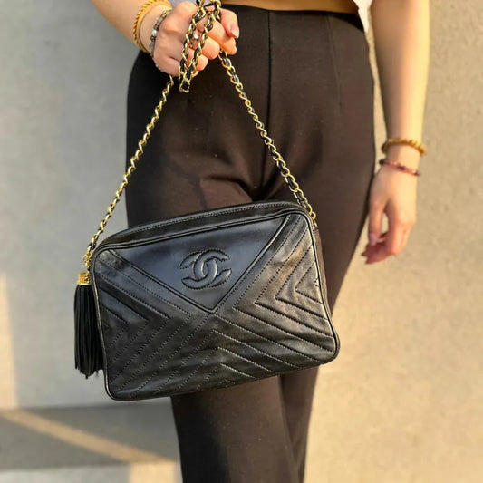 js938-chanel-vintage-black-lambskin-chevron-camera-bag