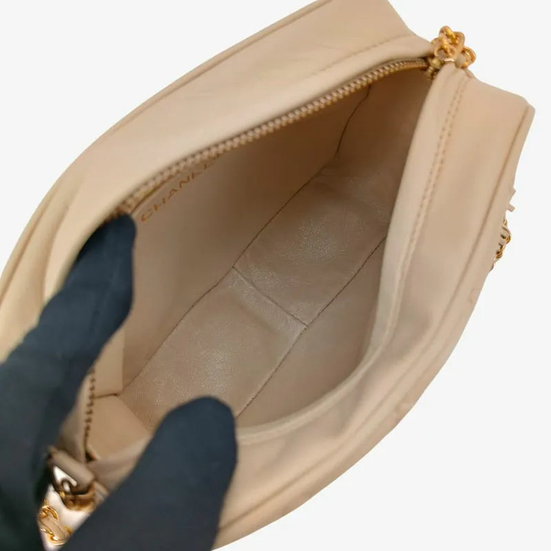 ra968-chanel-vintage-beige-lambskin-tassel-camera-bag