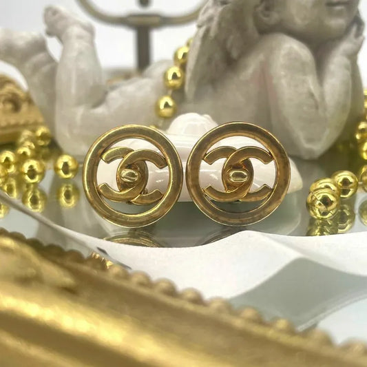 jt178-chanel-vintage-gold-plated-cutout-clip-on-earrings