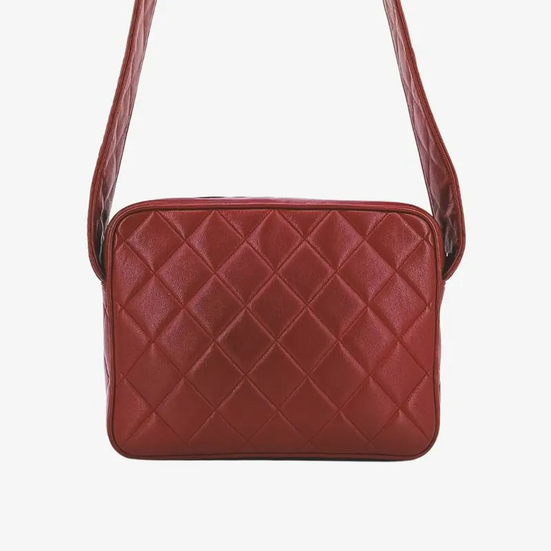 ra426-chanel-vintage-burgundy-lambskin-tessel-camera-bag